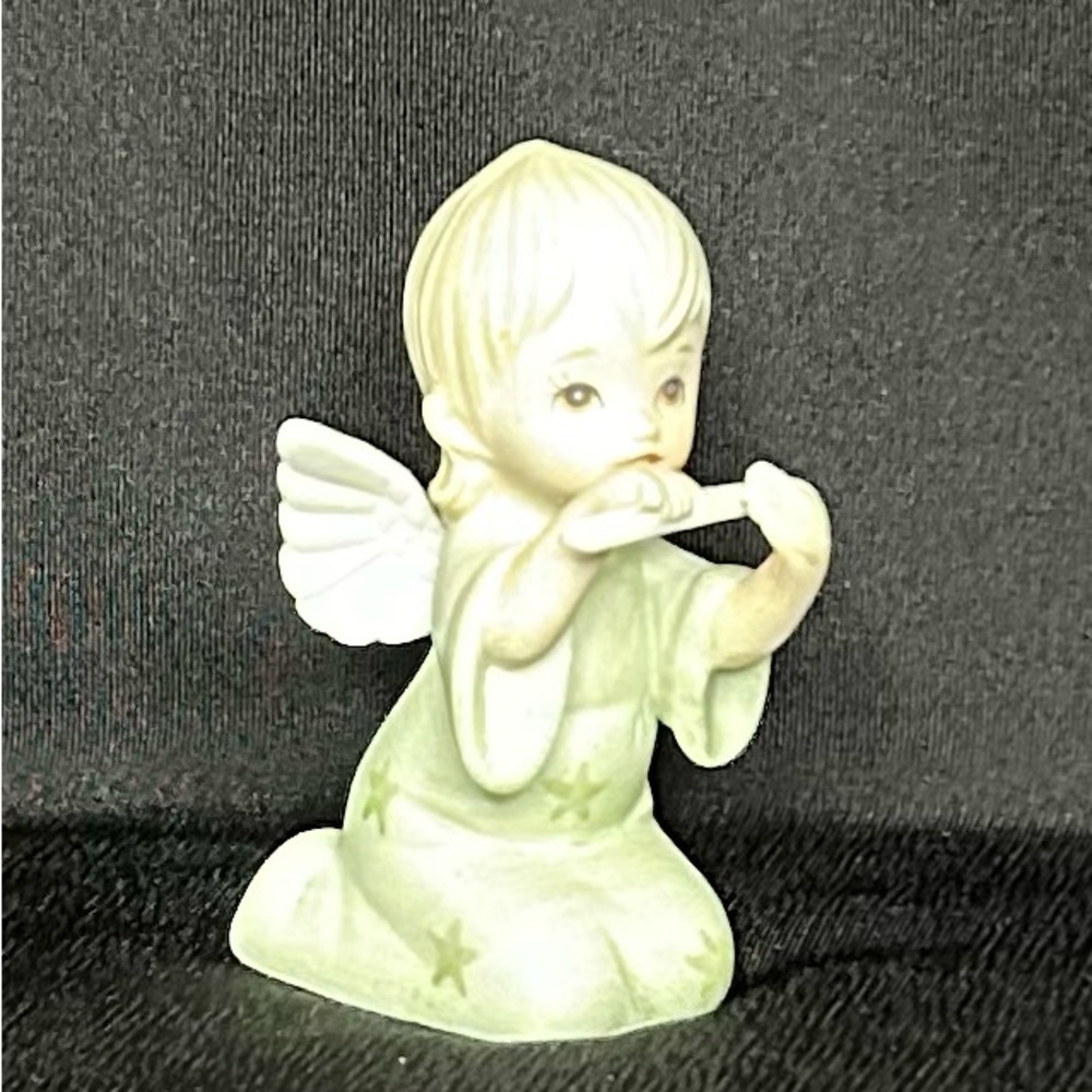 Lefton China kneeling angel figurine playing flute, Christopher Collection 1983 - Picture 3 of 5